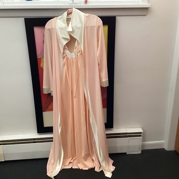 BARAD. Other - BARAD. ROBE a& Nighty set PEACH N WHITE DETAILED  VINTAGE VIBES !!!